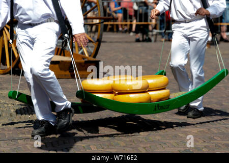 Käsemarkt Quadrate an alten Städten in Gouda, Alkmaar und Emmen, niederländische Städte berühmt für dort Käse Stockfoto