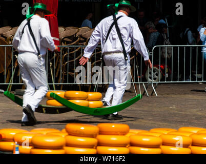 Käsemarkt Quadrate an alten Städten in Gouda, Alkmaar und Emmen, niederländische Städte berühmt für dort Käse Stockfoto