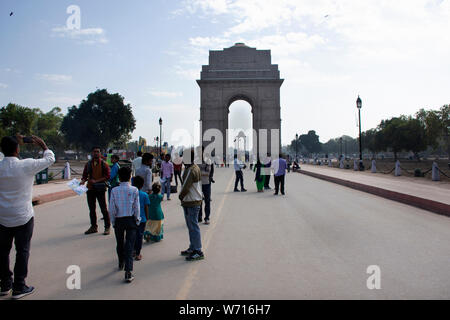 Indische Menschen und fremden Reisenden zu Fuß reisen besuchen Sie das India Gate ursprünglich als alle Indien Kriegerdenkmal bei der Stadt Delhi am 17. März 2019 Stockfoto