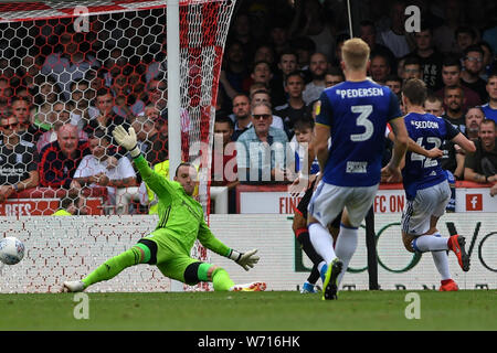 3. August 2019, Griffin Park, London, England; Sky Bet Meisterschaft, Brentford vs Birmingham City; Lee Camp (01) von Birmingham macht das Ziel kleinere während eines Brentford Angriff Credit: Phil Westlake/News Bilder, Stockfoto