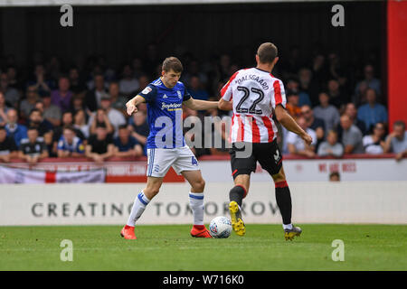 3. August 2019, Griffin Park, London, England; Sky Bet Meisterschaft, Brentford vs Birmingham City; Marc Roberts (04) von Birmingham übernimmt Henrik Dalsgaard (22) von Brentford Credit: Phil Westlake/News Bilder, Stockfoto