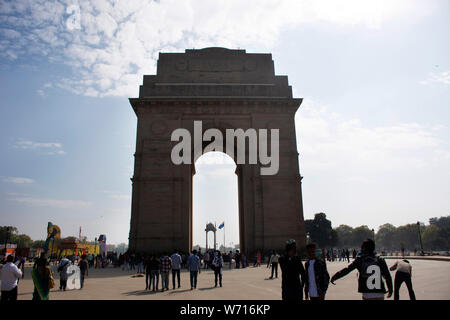 Indische Menschen und fremden Reisenden zu Fuß reisen besuchen Sie das India Gate ursprünglich als alle Indien Kriegerdenkmal bei der Stadt Delhi am 17. März 2019 Stockfoto