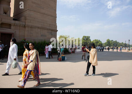 Indische Menschen und fremden Reisenden zu Fuß reisen besuchen Sie das India Gate ursprünglich als alle Indien Kriegerdenkmal bei der Stadt Delhi am 17. März 2019 Stockfoto