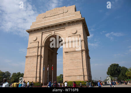 Indische Menschen und fremden Reisenden zu Fuß reisen besuchen Sie das India Gate ursprünglich als alle Indien Kriegerdenkmal bei der Stadt Delhi am 17. März 2019 Stockfoto