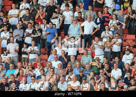 3. August 2019, Oakwell, Barnsley, England; Sky Bet Meisterschaft, Barnsley vs Fulham; Fulham Ventilatoren passen auf, wie Sie Spuren 1-0 Credit: Mark Cosgrove/News Bilder der Englischen Football League Bilder unterliegen DataCo Lizenz Stockfoto