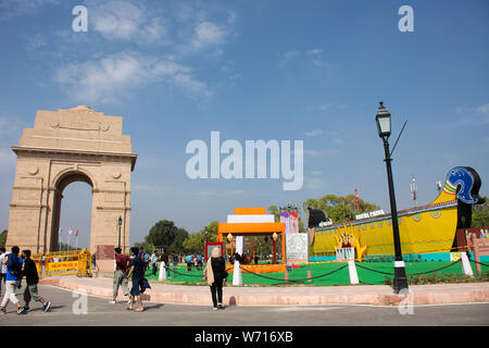 Indische und ausländische Reisende walking Travel Besuchen Sie das India Gate ursprünglich als alle Indien Kriegerdenkmal bei der Stadt Delhi am 17. März 2019 in Stockfoto