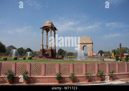 Indische und ausländische Reisende walking Travel Besuchen Sie das India Gate ursprünglich als alle Indien Kriegerdenkmal bei der Stadt Delhi am 17. März 2019 in Stockfoto