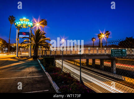 Die Willkommen in Ventura, Kalifornien Sign ist ein Symbol in diesem süßen kleinen Kalifornien Stadt am Strand, hier gesehen, mit Blick auf die Autobahn 101 in der Nacht. Stockfoto