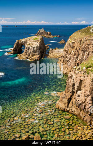 Großbritannien, England, Cornwall, Sennen, Land's End, Enys Dodnan Insel arch und bewaffneten Ritter von Carn Jubeln Stockfoto