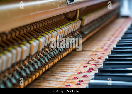 Details im Inneren des Klaviers mit Keyboards und Piano-string Stockfoto