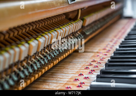 Details im Inneren des Klaviers mit Keyboards und Piano-string Stockfoto