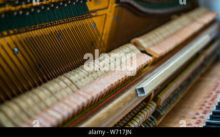 Details im Inneren des Klaviers mit Keyboards und Piano-string Stockfoto
