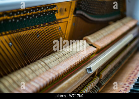 Details im Inneren des Klaviers mit Keyboards und Piano-string Stockfoto