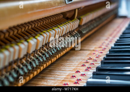 Details im Inneren des Klaviers mit Keyboards und Piano-string Stockfoto