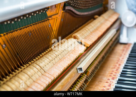 Details im Inneren des Klaviers mit Keyboards und Piano-string Stockfoto
