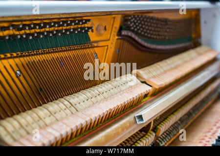 Details im Inneren des Klaviers mit Keyboards und Piano-string Stockfoto