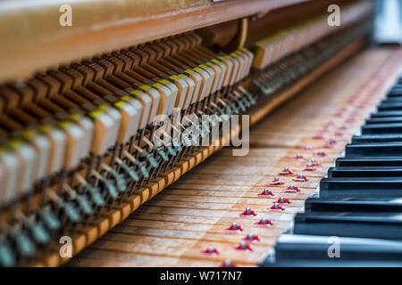 Details im Inneren des Klaviers mit Keyboards und Piano-string Stockfoto