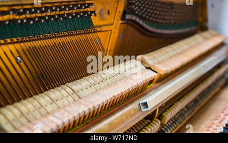 Details im Inneren des Klaviers mit Keyboards und Piano-string Stockfoto