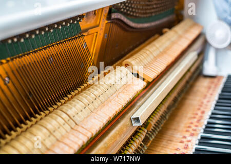 Details im Inneren des Klaviers mit Keyboards und Piano-string Stockfoto