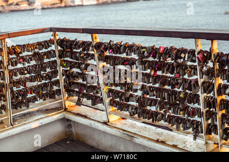 Sliema Malta, 15. Juli 2019. Reihen von Hochzeit Sperren auf das Geländer der Brücke in Sliema, Malta gehängt Stockfoto