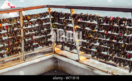 Sliema Malta, 15. Juli 2019. Reihen von Hochzeit Sperren auf das Geländer der Brücke in Sliema, Malta gehängt Stockfoto