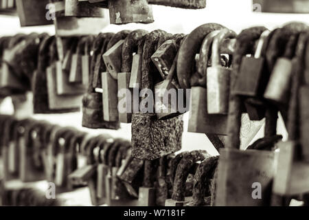 Sliema Malta, 15. Juli 2019. Reihen von Hochzeit Sperren auf das Geländer der Brücke in Sliema, Malta gehängt Stockfoto