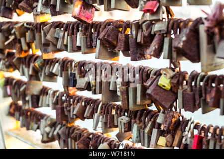 Sliema Malta, 15. Juli 2019. Reihen von Hochzeit Sperren auf das Geländer der Brücke in Sliema, Malta gehängt Stockfoto