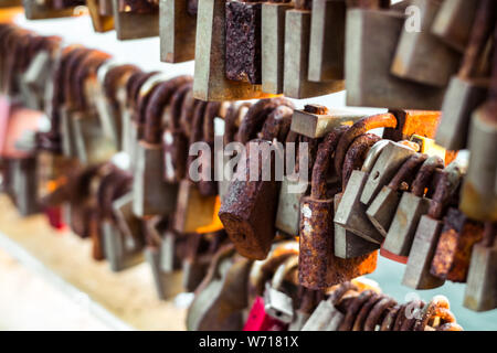 Sliema Malta, 15. Juli 2019. Reihen von Hochzeit Sperren auf das Geländer der Brücke in Sliema, Malta gehängt Stockfoto