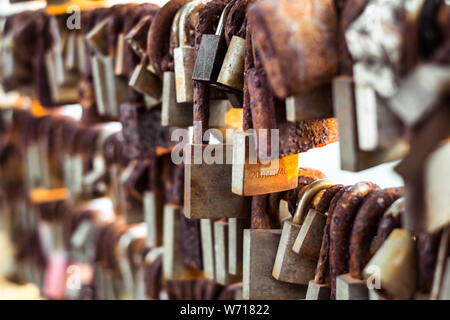 Sliema Malta, 15. Juli 2019. Reihen von Hochzeit Sperren auf das Geländer der Brücke in Sliema, Malta gehängt Stockfoto