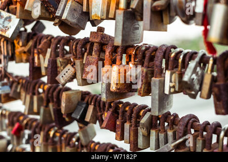 Sliema Malta, 15. Juli 2019. Reihen von Hochzeit Sperren auf das Geländer der Brücke in Sliema, Malta gehängt Stockfoto