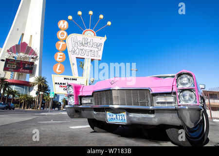 Ein rosa Cadillac sitzt vor der (jetzt nicht mehr) Holiday Motel anmelden Las Vegas, Nevada Stockfoto