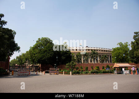 Indische Leute fahren mit dem Auto und Motorrad und Fahrrad fahren auf der Hauptstraße mit Verkehr an Rashtrapati Bhavan und Delhi Sekretariat am 19. März 2019 Ich Stockfoto