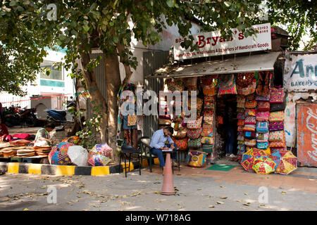 Indische Menschen und fremden Reisenden zu Fuß reisen besuchen und einkaufen Produkt von Janpath, und tibetischen Markt und Dilli Haat Basar am 18. März 2019 Stockfoto