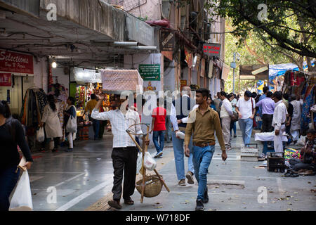 Indische Menschen und fremden Reisenden zu Fuß reisen besuchen und einkaufen Produkt von Janpath, und tibetischen Markt und Dilli Haat Basar am 18. März 2019 Stockfoto