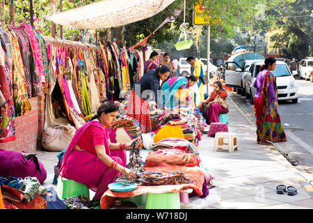 Indische Menschen und fremden Reisenden zu Fuß reisen besuchen und einkaufen Produkt von Janpath, und tibetischen Markt und Dilli Haat Basar am 18. März 2019 Stockfoto