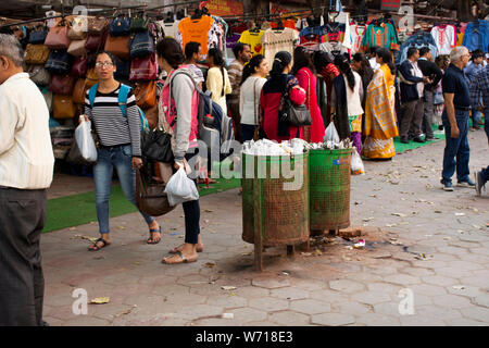 Indische Menschen und fremden Reisenden zu Fuß reisen besuchen und einkaufen Produkt von Janpath, und tibetischen Markt und Dilli Haat Basar am 18. März 2019 Stockfoto