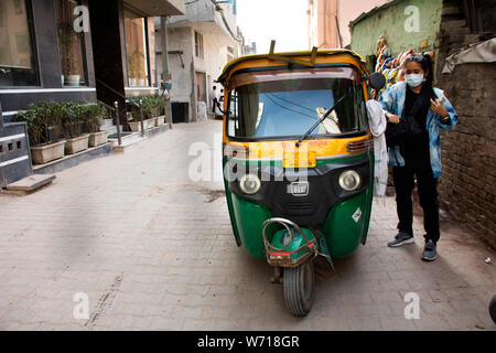 Reisende Thai Frauen Reise besuchen und Reisen posing portrait Foto mit indischen Mann Menschen Fahrer tuk tuk Taxi in Delhi City am 18. März 2019 in Stockfoto