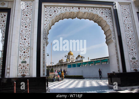 Indische und ausländische Reisende Travel besuchen Sie wandern in Sri Bangla Sahib Gurudwara oder Sikhs gurdwara Gottesdienst im Tempel in Delhi am 17. März 2019 in N Stockfoto