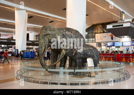 Indische und ausländische Reisende zu warten und Einkaufen im Shop innerhalb von Indira Gandhi International Airport in Delhi City am 24. März 2019 Stockfoto