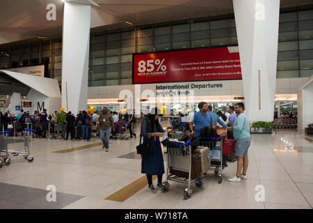 Indische und ausländische Reisende zu warten und Einkaufen im Shop innerhalb von Indira Gandhi International Airport in Delhi City am 24. März 2019 Stockfoto