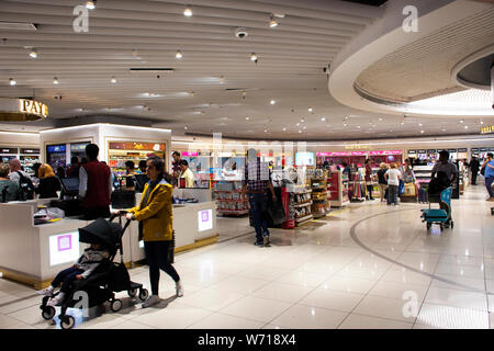 Indische und ausländische Reisende zu warten und Einkaufen im Shop innerhalb von Indira Gandhi International Airport in Delhi City am 24. März 2019 Stockfoto