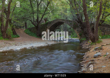 Tzelefos Bridge, auch bekannt als Kelefos. Bezirk Paphos, Zypern. Lange Belichtung. Stockfoto