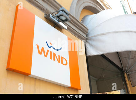 Carrara, Italien - 4. August 2019 - Das Zeichen des italienischen Kommunikation Betreiber Wind aus einem Speicher Stockfoto