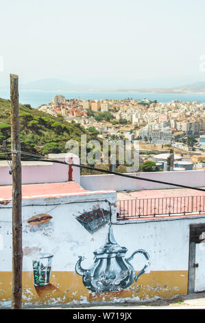 Landschaft von Ceuta (Spanien) und der Ausblick auf die Stadt, das Meer und die Berge vom Stadtrand während ein schöner Tag. Stockfoto