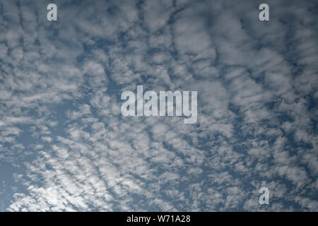 Makrele Wolken (altocumulus undulatus) im blauen Himmel; Querformat. Stockfoto