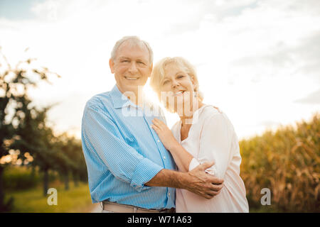 Senior Paar umarmen einander im Freien Stockfoto