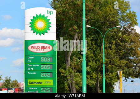 BEDZIN, Polen - 15. Juli 2019: BP-Tankstelle melden sie sich an einem sonnigen Tag Stockfoto