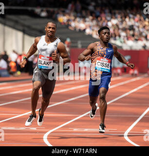 LONDON, ENGLAND - Juli 20: Yohan Blake (JAM) Arthur Gue Cisse (CIV) konkurrieren in der Männer 100 m erwärmt sich während des Tages eine der Muller Geburtstag Spiele IAAF Stockfoto