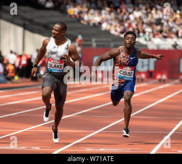 LONDON, ENGLAND - Juli 20: Yohan Blake (JAM) Arthur Gue Cisse (CIV) konkurrieren in der Männer 100 m erwärmt sich während des Tages eine der Muller Geburtstag Spiele IAAF Stockfoto