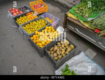 MISHAN, CHINA - Juli 27, 2019: Unbekannter Menschen vor Ort kaufen und verkaufen Produkte auf der Straße in Mishan. Mishan ist eine Stadt in der Stockfoto